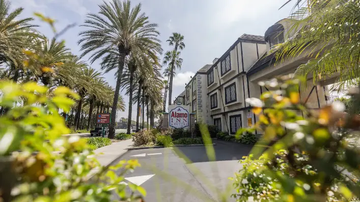 Alamo Inn & Suites - Best hotels near Disneyland California Parks by walking distance from the park